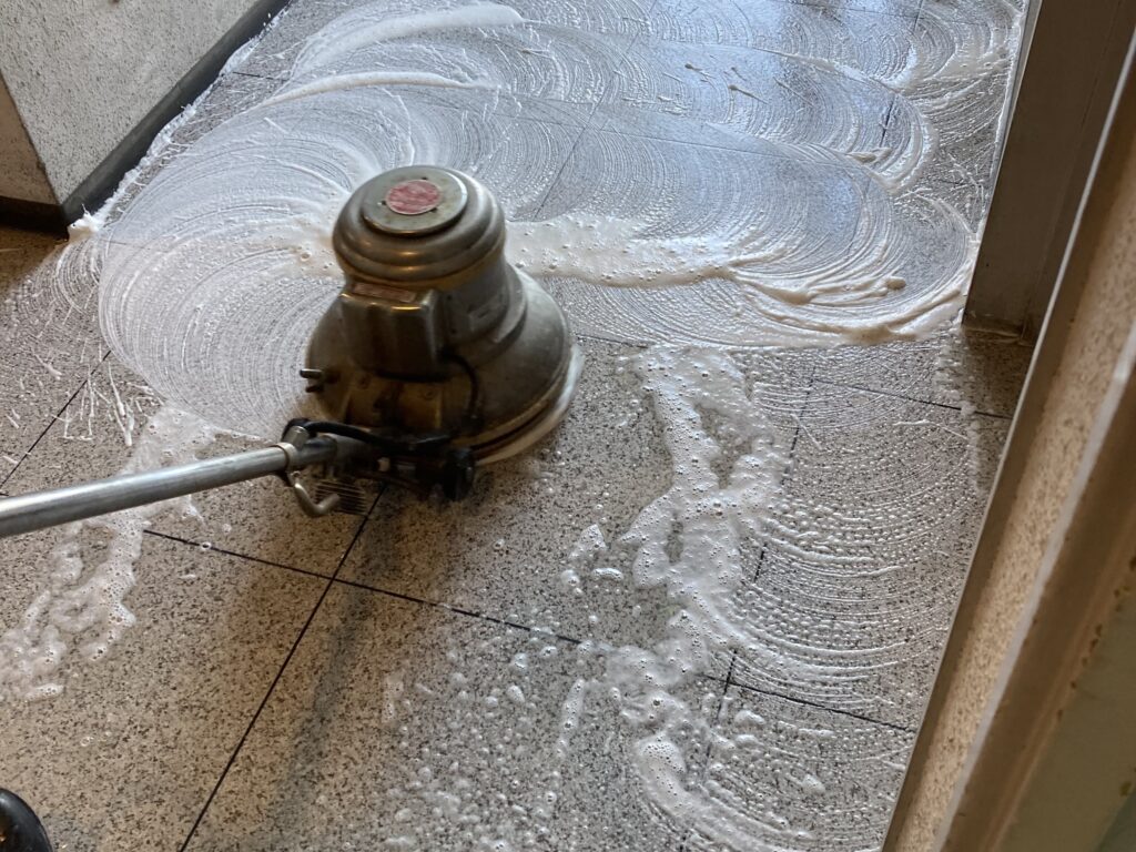 ポリッシャー作業中